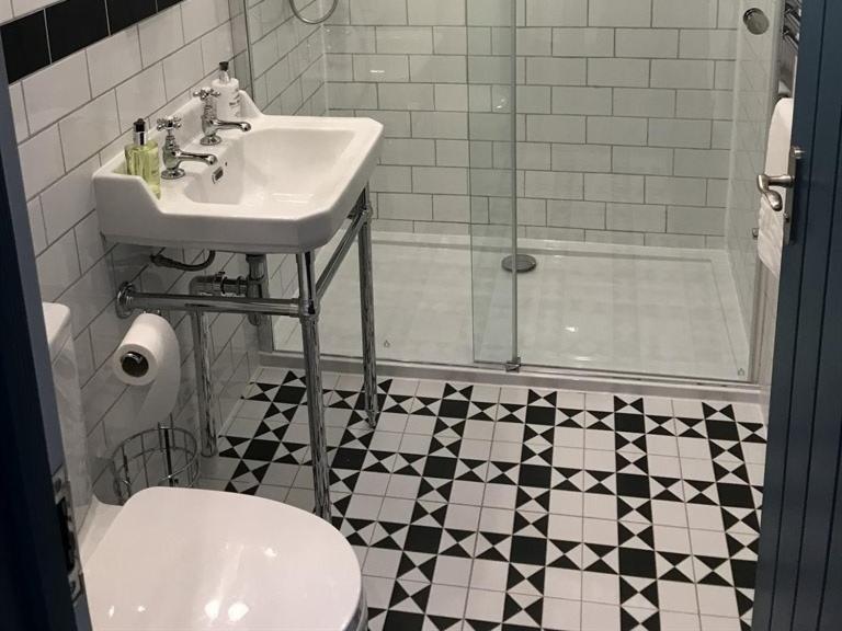 No.16 Hotel Seaham Ngoại thất bức ảnh Bathroom with shower enclosure