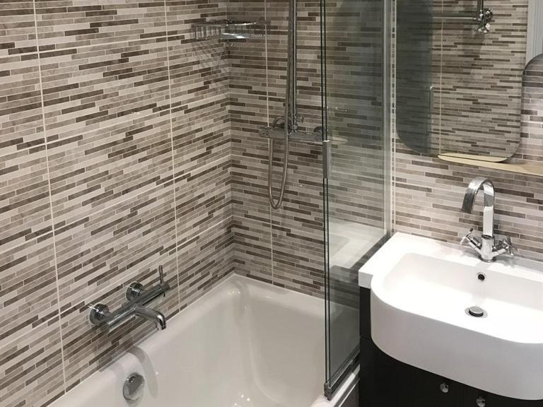 No.16 Hotel Seaham Ngoại thất bức ảnh Bathroom with shower enclosure