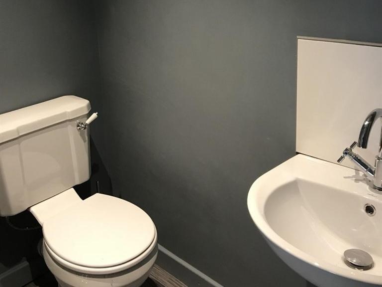 No.16 Hotel Seaham Phòng bức ảnh A modern toilet and sink