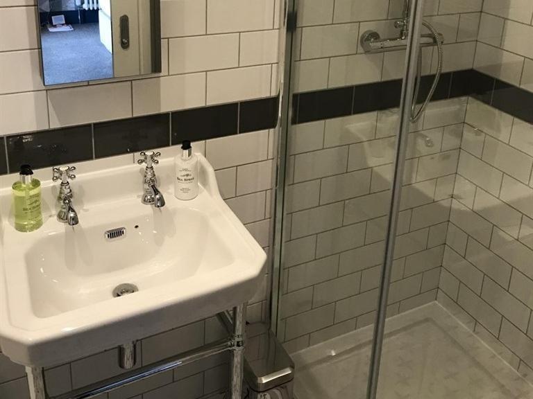 No.16 Hotel Seaham Phòng bức ảnh A shower cubicle