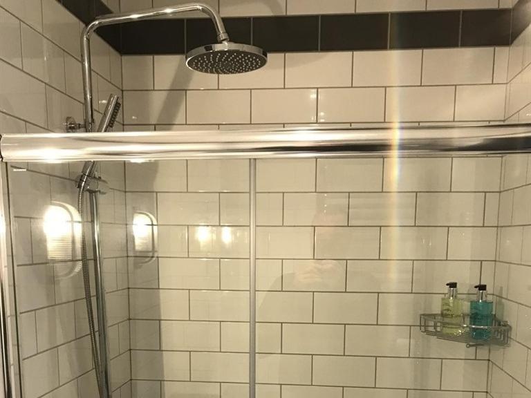 No.16 Hotel Seaham Phòng bức ảnh A shower