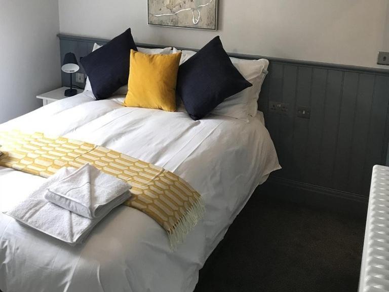 No.16 Hotel Seaham Phòng bức ảnh A bed with a throw