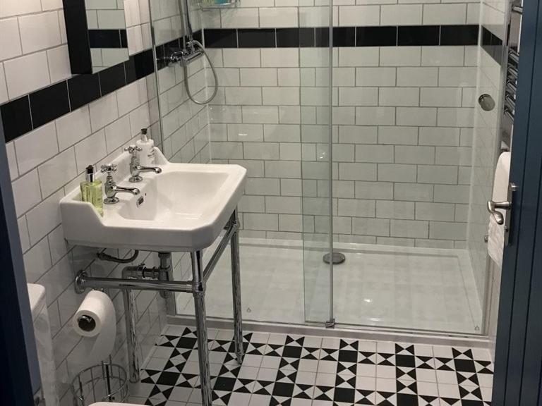 No.16 Hotel Seaham Phòng bức ảnh A shower enclosure