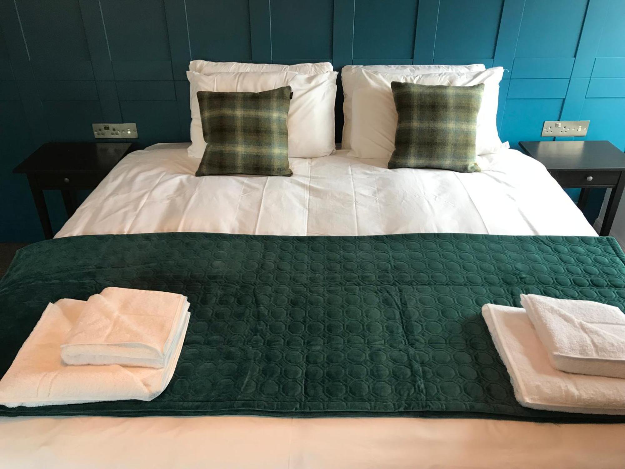 No.16 Hotel Seaham Phòng bức ảnh A bed with a bed runner